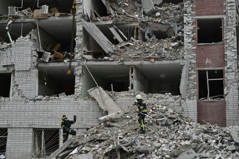 Ukrainian rescuers clear the rubble of a destroyed building following a missile attack in Chernigiv on April 17, 2024 (Genya SAVILOV)