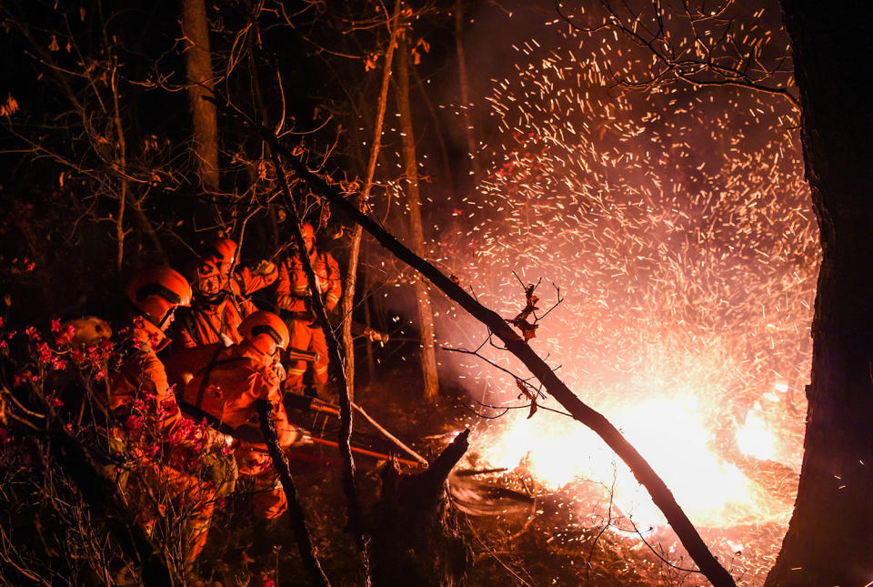 <p>Firefighters battle a wildfire at Beidaihe National Forest Park in the Greater Khingan mountain range, Inner Mongolia, China, on May 4, 2017. (Photo: Lian Zhen/Xinhua/ZUMA Wire) </p>