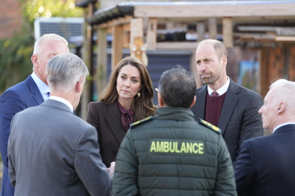 El príncipe Guillermo de Gran Bretaña y Kate, la princesa de Gales, hablan con miembros de los servicios de emergencia durante una visita al Centro Comunitario de Southport donde se reunieron con trabajadores de rescate y familiares de las víctimas del ataque con arma blanca en una clase de baile para niñas, en Southport, Inglaterra, el jueves, 10 de octubre de 2024. (Danny Lawson, Pool Photo vía AP)