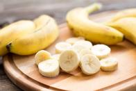 Die Aminosäure in den Bananen bildet die Vorstufe des Neurotransmitters Serotonin ("Glückshormon") und Melatonin ("Einschlafhormon"). Letzteres sorgt gemeinsam mit Vitamin B6 für weniger Stress und einen guten Schlaf. (Bild: iStock/Hazal Ak)