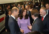 <p>Ein paar Stunden zuvor waren Prinz William und Herzogin Kate ganz bodenständig mit dem Zug von Berlin nach Hamburg angereist. (Bild: Getty Images) </p>