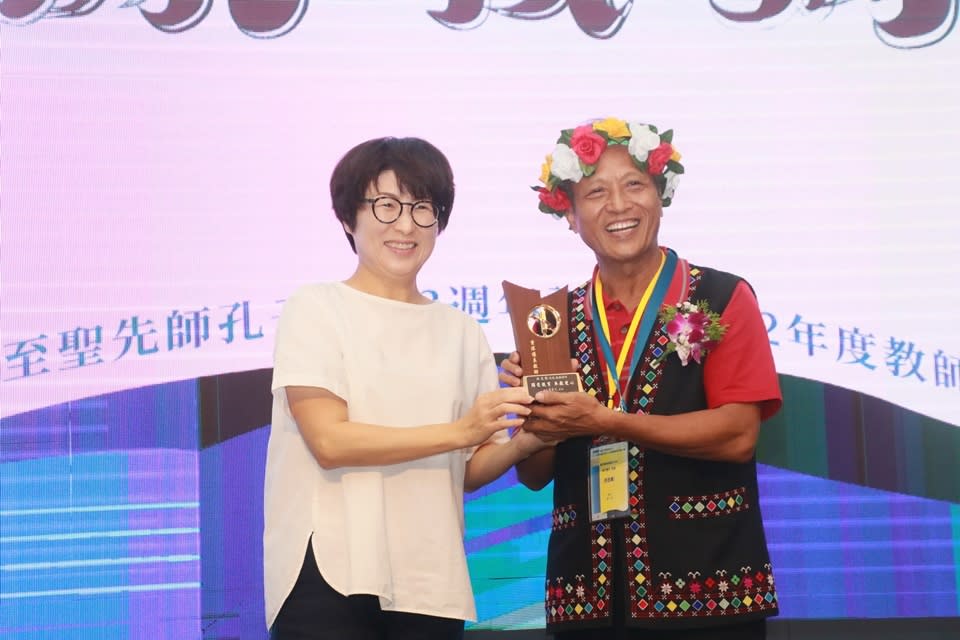 服務滿40年的南王國小校長洪志彰代表資深優良教師上臺領獎。