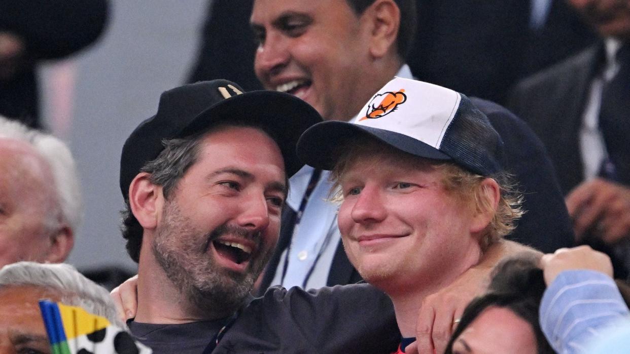 Ed Sheeran animando desde las gradas a la selección inglesa de fútbol