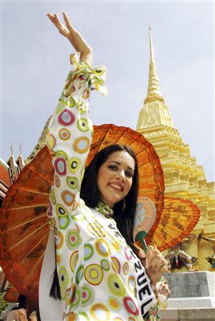 Miss Universe 2005 contestant Monica Spear of Venezuela waves while touring Wat Phra Kaeo, Bangkok's Temple of the Emerald Buddha, in this file picture taken May 11, 2005. REUTERS/Adrees Latif/Files