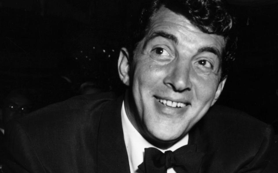 Nicht nur Dean Martin (Bild), auch zahlreiche weitere Musikgrößen haben "Baby It's Cold Outside", im Original von Frank Loesser, in den letzten 80 Jahren gecovert. Inzwischen gibt es Radiosender, die den Song aufgrund seiner nicht mehr zeitgemäßen Botschaft aus dem Programm gestrichen haben: Eine junge Frau gegen ihren offensichtlichen Willen und mit der Hilfe von Alkohol dazu zu überreden, doch noch zu bleiben, wird heute als unangemessen empfunden. (Bild: Express Newspapers/Getty Images)