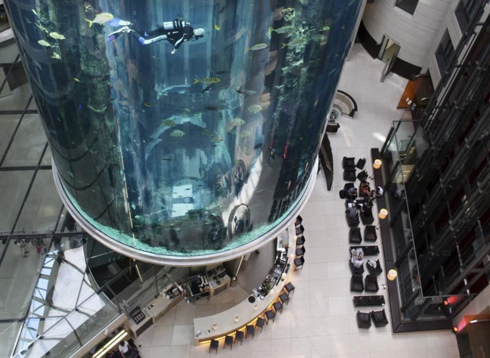 L'AquaDom de l'hôtel Radisson Blu de Berlin, ici photographié le 10 mai 2011, contenait près d'un million de litres d'eau et abritait 1500 poissons tropicaux - KAY NIETFELD / DPA / AFP