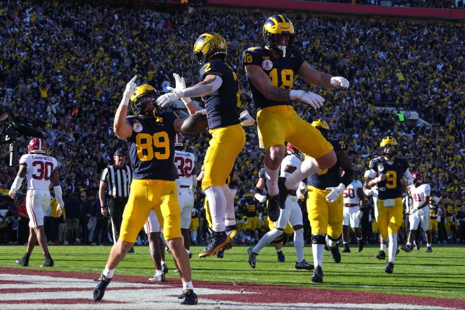 Jan 1, 2024; Pasadena, CA, USA; Michigan Wolverines running back Blake Corum (2) celebrates with tight ends Colston Loveland (18) and AJ Barner (89) after scoring a touchdown against the Alabama Crimson Tide during the first half in the 2024 Rose Bowl college football playoff semifinal game at Rose Bowl. Mandatory Credit: Kirby Lee-USA TODAY Sports