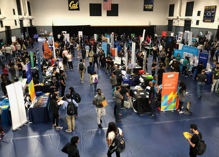 Students attend the University of California, Berkeley's electrical engineering and computer sciences career fair in Berkeley, California, in September. REUTERS/Ann Saphir