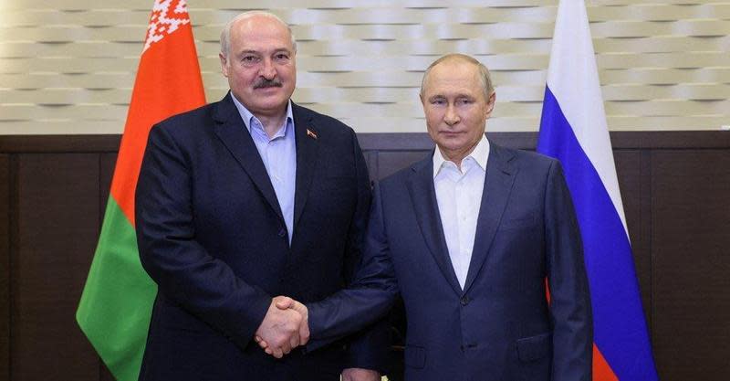 普丁（右）前往白俄羅斯首都明斯克，與白俄羅斯總統盧卡申科（左）進行2個多小時的閉門會談。（翻攝自推特@IuliiaMendel）