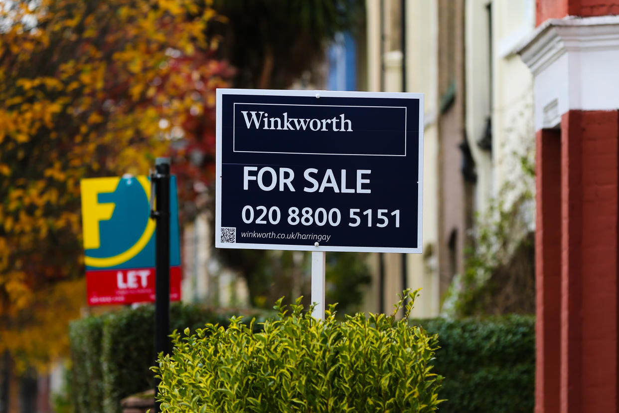 LONDON, UNITED KINGDOM - 2020/10/28: A 'For Sale' and 'Let' estate agent boards are erected outside house in London. (Photo by Dinendra Haria/SOPA Images/LightRocket via Getty Images)