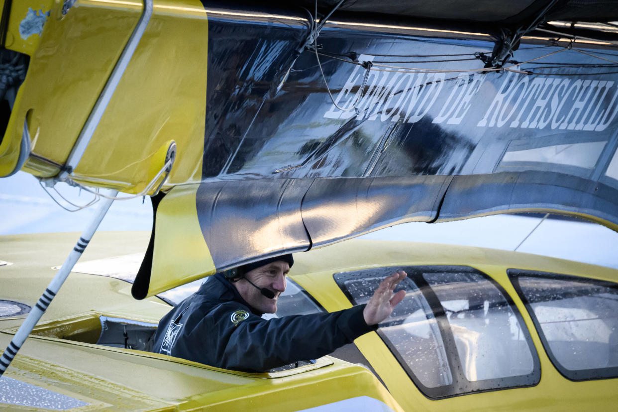 Le skipper français Charles Caudrelier sur le départ de la course en multicoque autour du monde à la voile en solitaire Arkea Ultim Challenge, à Brest, le 7 janvier 2024.