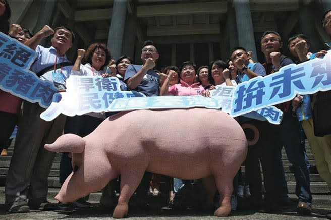 國民黨全代會6日召開，中午在黨主席江啟臣（前排左三）帶領下召開「捍衛台灣豬，瘦肉精零檢出，啟動公投連署」記者會。（王英豪攝）
