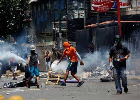 Demonstrators clash with riot security forces while participating in a strike called to protest against Venezuelan President Nicolas Maduro's government in Caracas, Venezuela, July 20, 2017. REUTERS/Carlos Garcia Rawlins