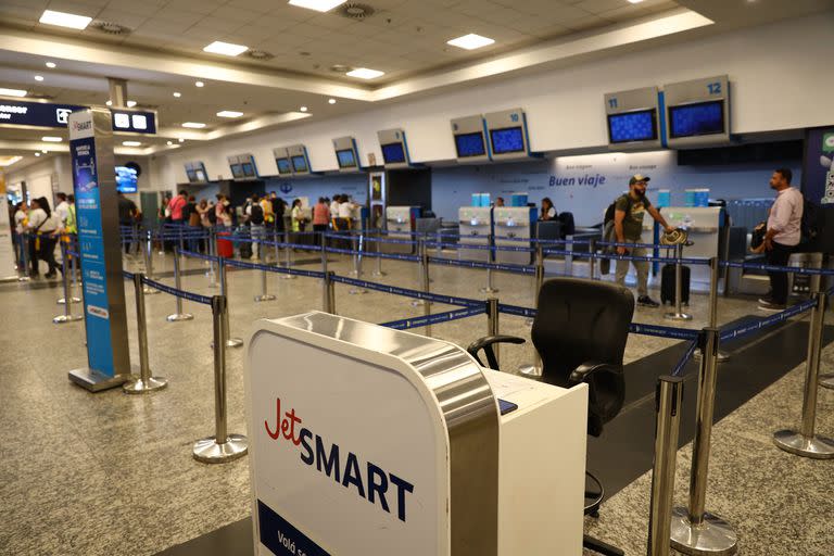 La empresa JetSMART informó en un comunicado que se vio obligada a trasladar toda su operación del día de hoy en el Aeroparque Jorge Newbery hacia el Aeropuerto Internacional de Ezeiza debido a un paro del equipo de trabajadores de Intercargo. No hay colas porque los pasajeros van directo a Ezeiza. 