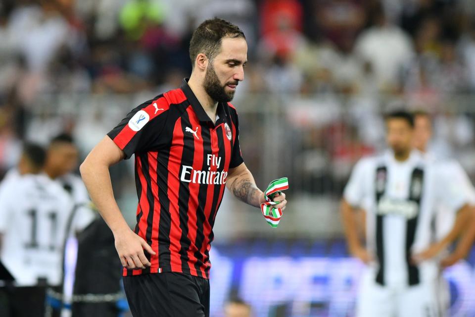 Gonzalo Higuain in London to complete Chelsea transfer but will not face Tottenham in the EFL Cup