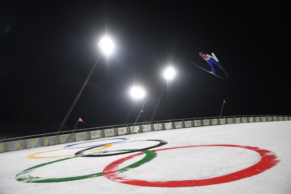 <p>Le sauteur à ski allemand Karl Geiger nous offre un très beau cliché, volant au-dessus des anneaux olympiques. (Photo AFP) </p>