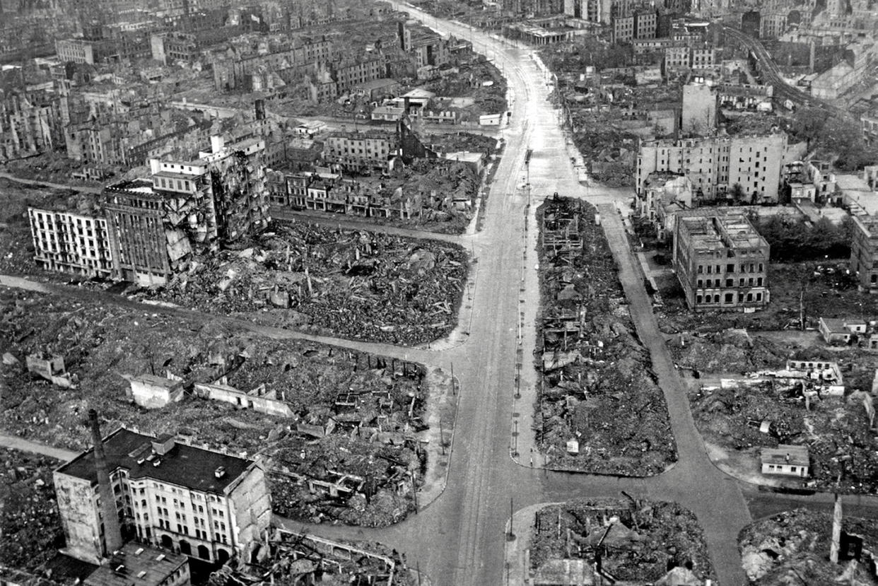 La ville de Hambourg en ruine après les bombardements alliés. Photo prise par la Royal Air Force le 3 mai 1945.    - Credit:Royal Air Force/AFP