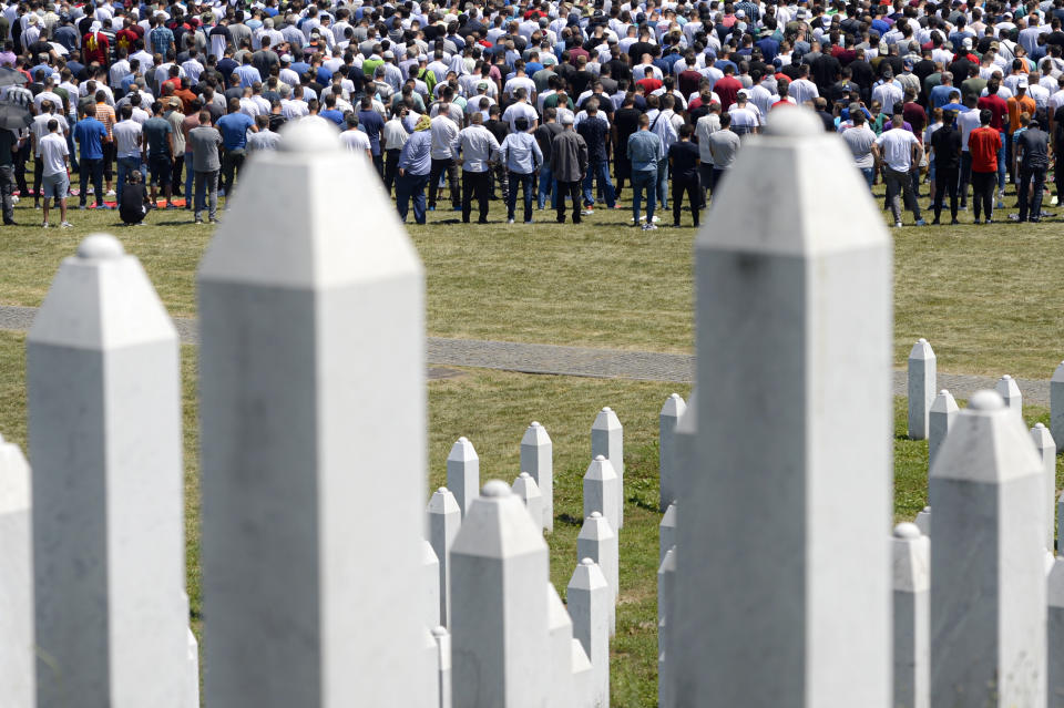 Cientos de bosnios asisten a los funerales de nueve víctimas de una masacre en Potocari, cerca de Srebrenica, Bosnia, el sábado 11 de julio de 2020. (AP Foto/Kemal Softic)