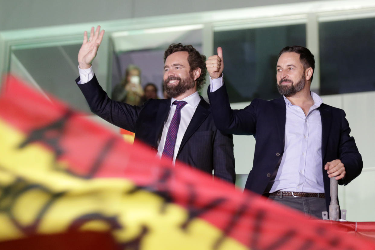 Iván Espinosa de los Monteros y Santiago Abascal saludan a sus simpatizantes tras el éxito de Vox en las últimas elecciones generales.