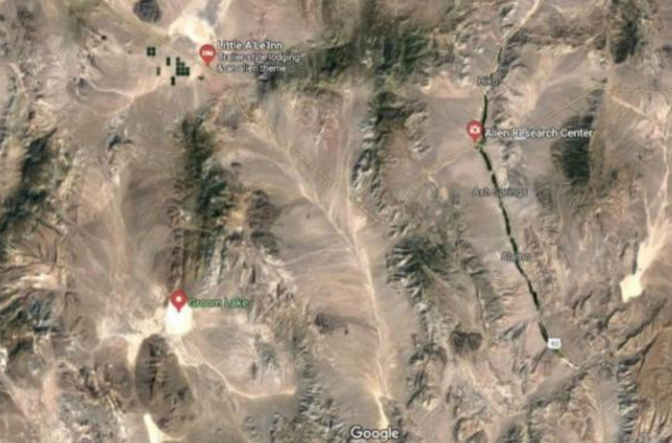 <p>El hecho de que esta instalación en medio del estado de Nevada que pertenece a las Fuerzas Aéreas Estadounidenses esté borrada de Google Maps ha desatado todo tipo de teorías. Hay quien dice que en este lugar se examina una nave espacial que cayó en Roswell (Nuevo México) y otros también creen que aquí se grabó la falsa llegada a la luna en 1969. (Foto: Google Maps). </p>