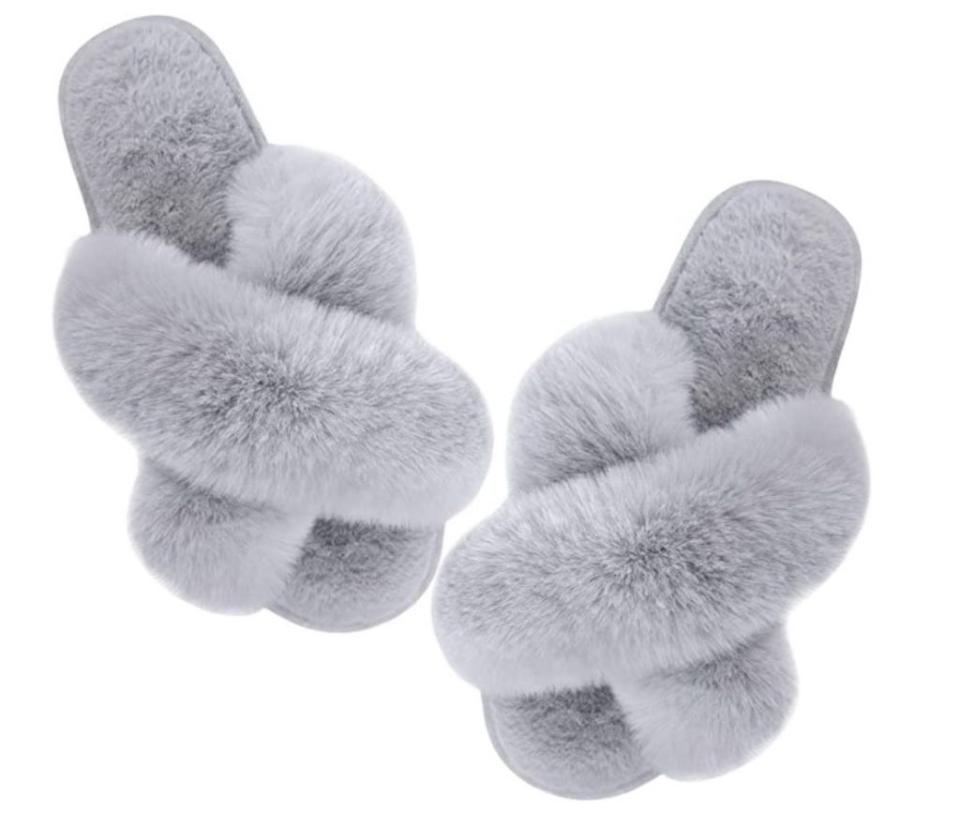 Credit: <a href="https://www.amazon.com/Womens-Slippers-Outdoor-Breathable-Off-White/dp/B07YG1PGLZ?pf_rd_i=19277531011&pf_rd_m=ATVPDKIKX0DER&pf_rd_p=c5f229a8-2f23-40b4-9829-816327c4405d&pf_rd_r=M5GQASB4E2W1DJ83ECEE&pf_rd_s=merchandised-search-5&pf_rd_t=30901&qid=1640010994&s=apparel&sr=1-6&th=1&linkCode=ll1&tag=intheknowbeauty-20&linkId=4d1e0fe005f558dc2899eac8bf5b29af&language=en_US&ref_=as_li_ss_tl" rel="nofollow noopener" target="_blank" data-ylk="slk:Amazon;elm:context_link;itc:0;sec:content-canvas" class="link ">Amazon</a>
