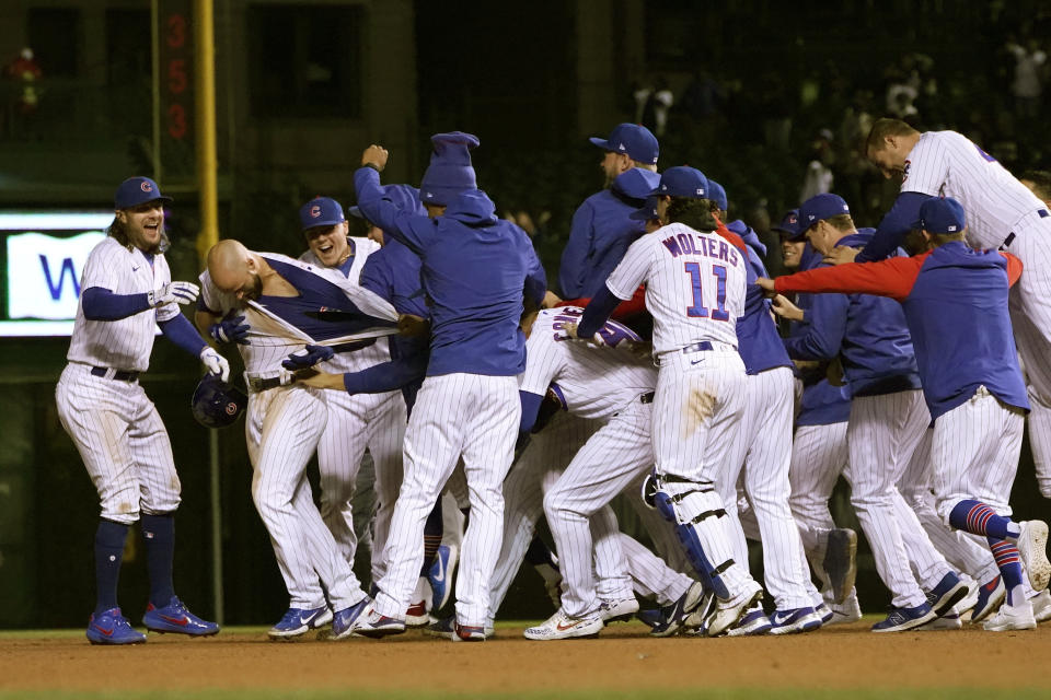 Los Cachorros de Chicago festejan con David Bote, quien conectó el sencillo que significó el triunfo sobre los Dodgers de Los Ángeles, en el segundo duelo de una doble cartelera, el martes 4 de mayo de 2021 (AP Foto/Charles Rex Arbogast)