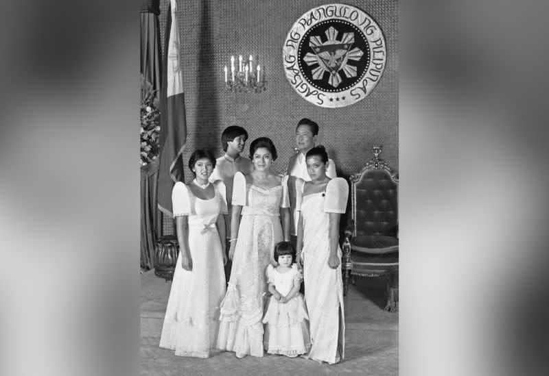 ▲馬可仕、妻子伊美黛與兒女們在1981年拍攝的合照，後排左為小馬可仕。（圖／美聯社／達志影像）