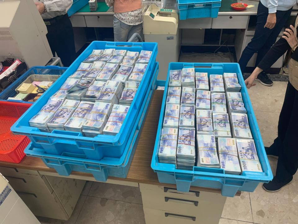 警方在王晨桓住處搜出4900萬鉅額現金。讀者提供