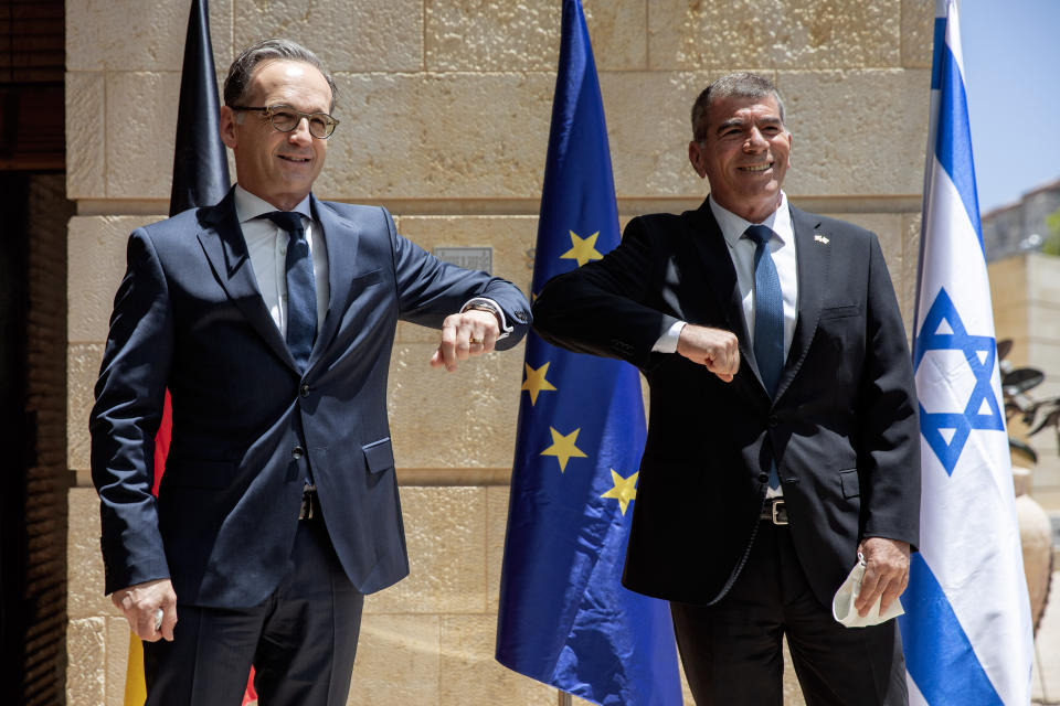 CORRECTS SPELLING OF GERMAN FOREIGN MINISTER TO MAAS - Israeli Foreign Minister Gabi Ashkenazi, right, welcomes his German counterpart Heiko Maas with a elbow bump due to the coronavirus outbreak, prior to their meeting in Jerusalem, Wednesday, June 10, 2020. (AP Photo/Oded Balilty)