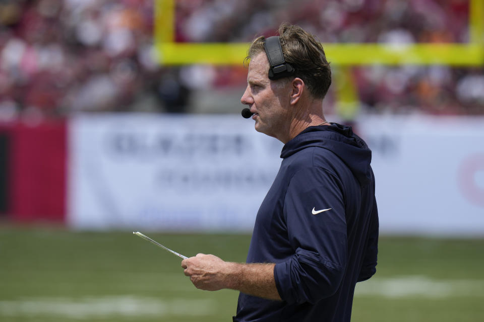 Chicago Bears head coach Matt Eberflus talks to his players from the sideline during the first half of an NFL football game against the Tampa Bay Buccaneers, Sunday, Sept. 17, 2023, in Tampa, Fla. (AP Photo/Chris O’Meara) ORG XMIT: TPS117