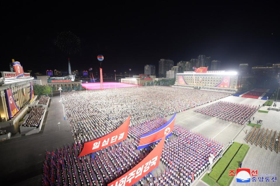 北韓8日晚間在平壤舉行建國76週年活動並施放煙火。翻攝KCNA