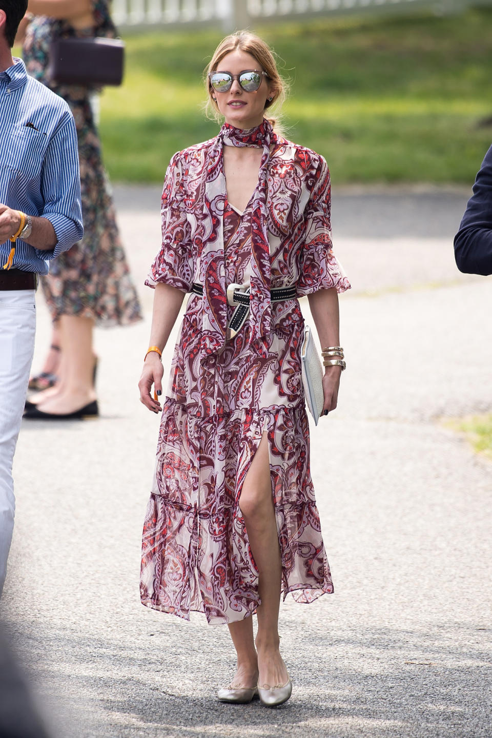 Olivia Palermo, la plus avertie de toutes les it-girls, ne pouvait pas passer à côté de cette tendance ! Les détails qui font la différence : l’écharpe fine et la ceinture cloutée.