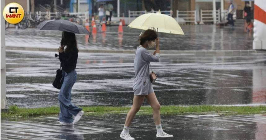 今天（26日）臺灣附近水氣仍多，中南部、東部、東南部地區及恆春半島不定時有局部短暫陣雨。（示意圖／劉耿豪攝）