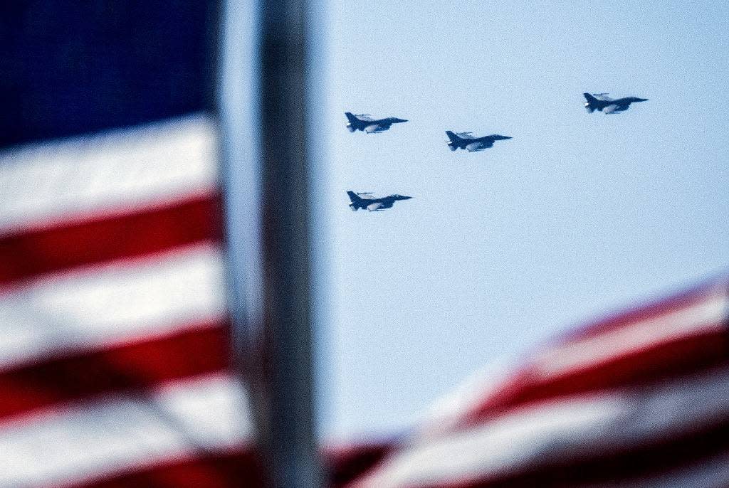 Un groupe d’avions F-16 survolant le Nationals Park Stadium à Washington, le 30 mars 2023.
