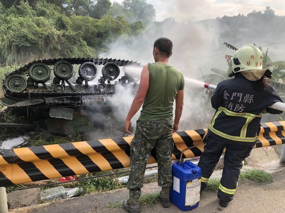 金防部烈嶼守備大隊昨天下午一輛M41A3戰車在執行任務途中翻覆，車長林楷強中士遭壓住殉職。陸軍司令部今天表示，將檢討提前調整烈嶼地區主戰裝備型式，以確保訓練安全與戰力維繫。（金門縣消防局提供／資料照）