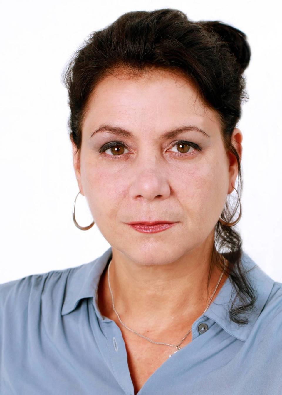 La actriz Zulema Clares, del grupo neoyorquino Teatro Repertorio Español, asume el personaje de Antonia Eiriz en la obra “Papier mâché”.