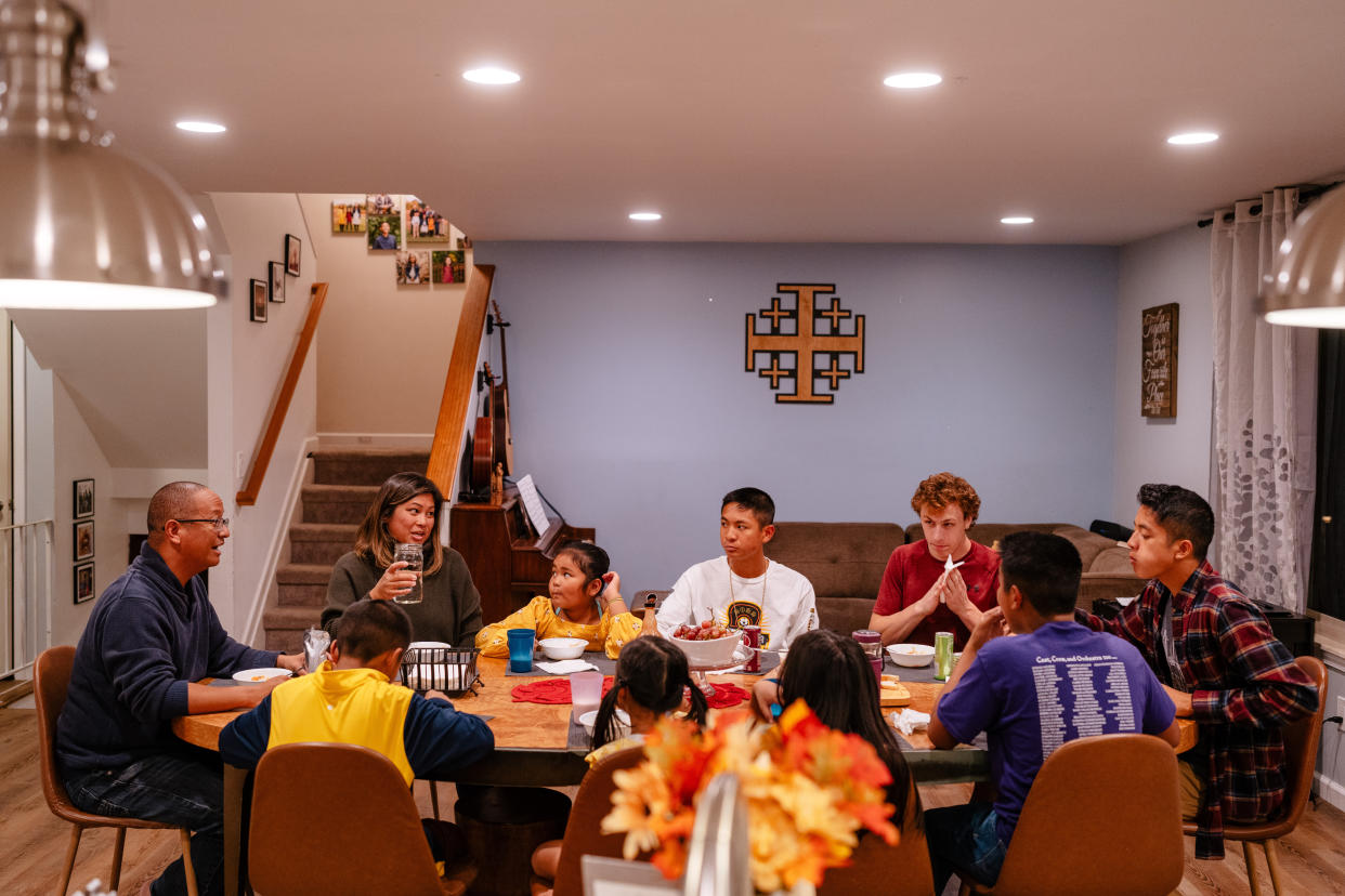 La familia Augustin, que recientemente comenzó a asistir a misa en latín en el Santuario de San José, cena en su casa en Sterling Heights, Míchigan, el 26 de octubre de 2022. (Nick Hagen/The New York Times)