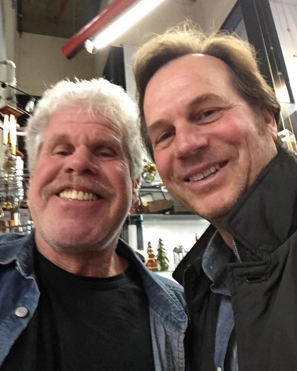 Ron Perlman betrauert den Tod seines Kollegen und Freundes ebenfalls. Zu einem Selfie der beiden schrieb der Schauspieler: "Noch vor zwei Monaten ist dieses Bild entstanden. Wie ihr seht, ist Bill darauf lebendig, wie man nur lebendig sein kann. Ihn zu verlieren, ist wie ein Schlag. Nicht verarbeitbar." (Bild-Copyright: perlmutations/Twitter)