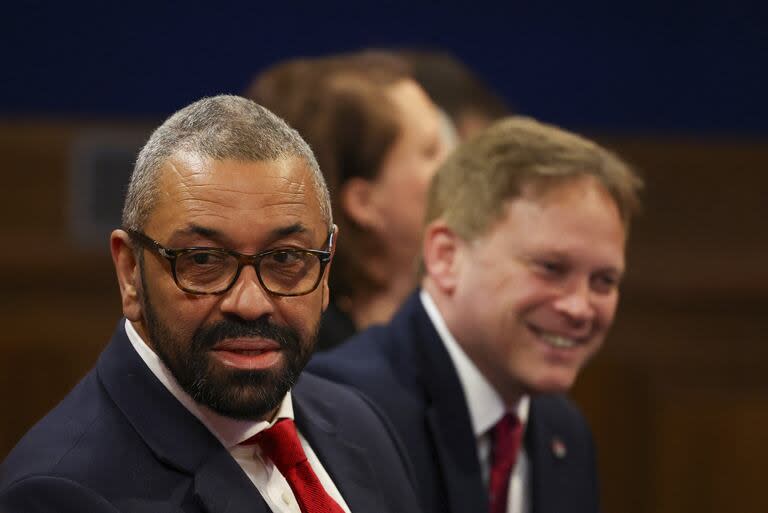 Los ministros del Interior, James Cleverly, y de Defensa, Grant Shapps, durante la conferencia de prensa de Sunak