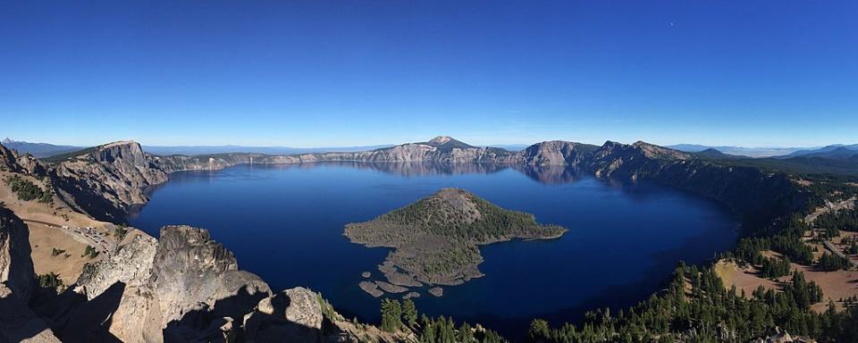 火山口湖 (Photo by Athleticamps, License: CC BY-SA 4.0, Wikimedia Commons提供)