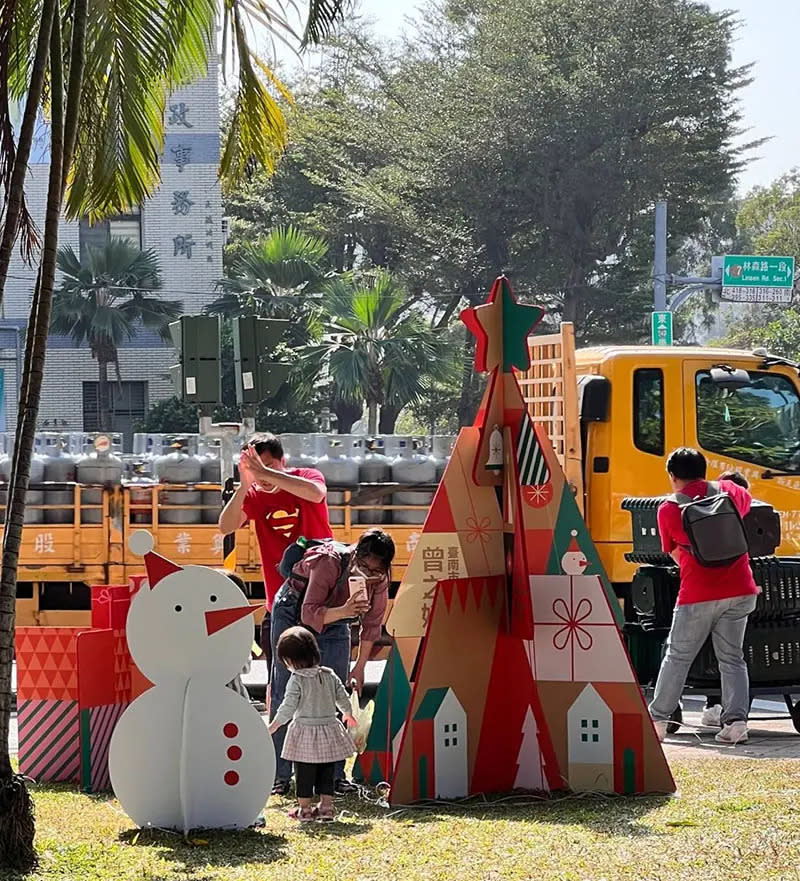 ▲「愛在東區」聖誕公益許願市集現場充滿歡樂的耶誕氛圍，吸引家長爭相幫寶貝拍照（圖／記者林怡孜攝，2023,12,16）