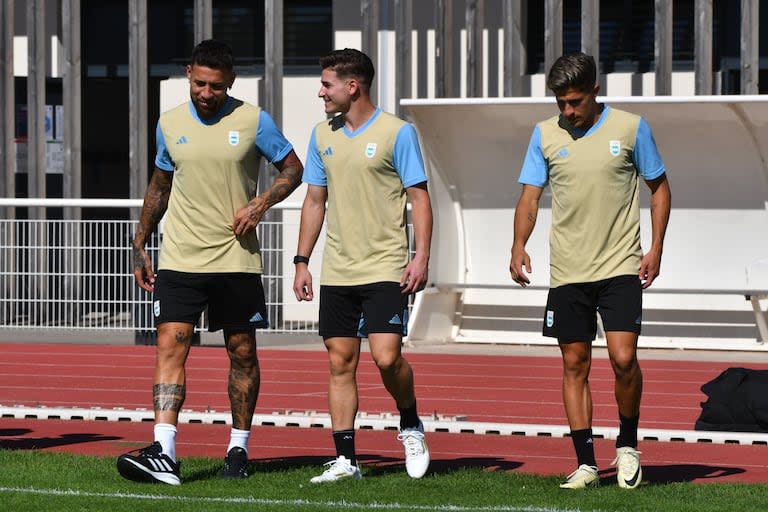 Otamendi, Julián Álvarez y Giuliano Simeone, durante un entrenamiento de la Argentina