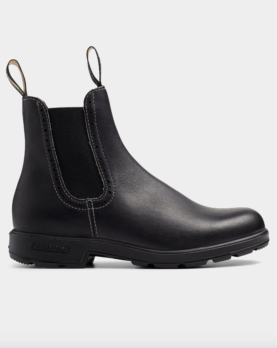 Blundstone 1448 Chelsea Boot in black leather (Photo via Simons)