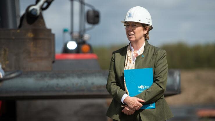 Vorstandschefin Martina Merz besucht ein Stahlwerk des Konzerns. (Foto: dpa)