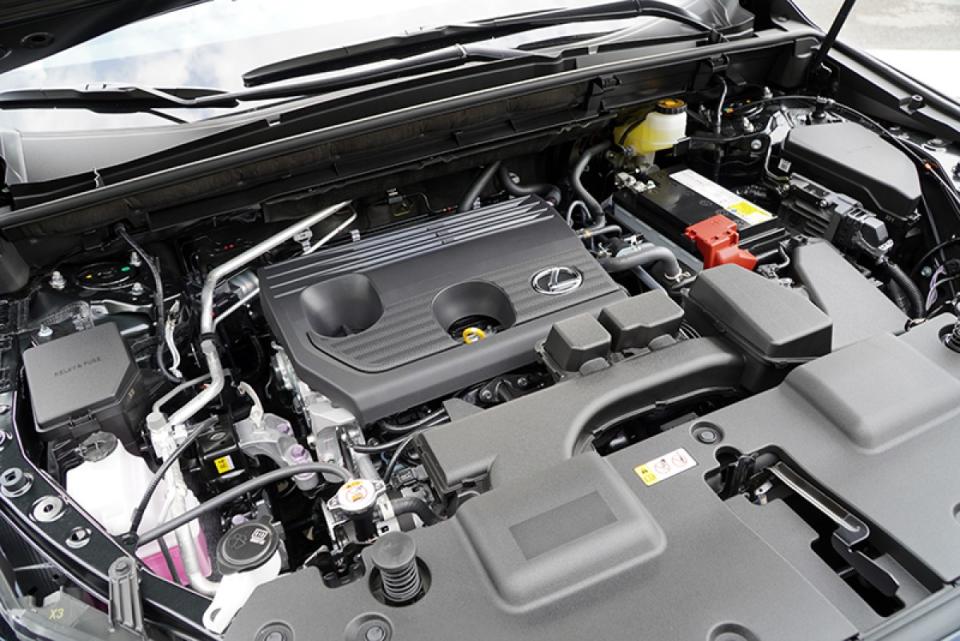 UX 200 F Sport勁化版與NX 200菁英版皆搭載2.0升自然進氣引擎。