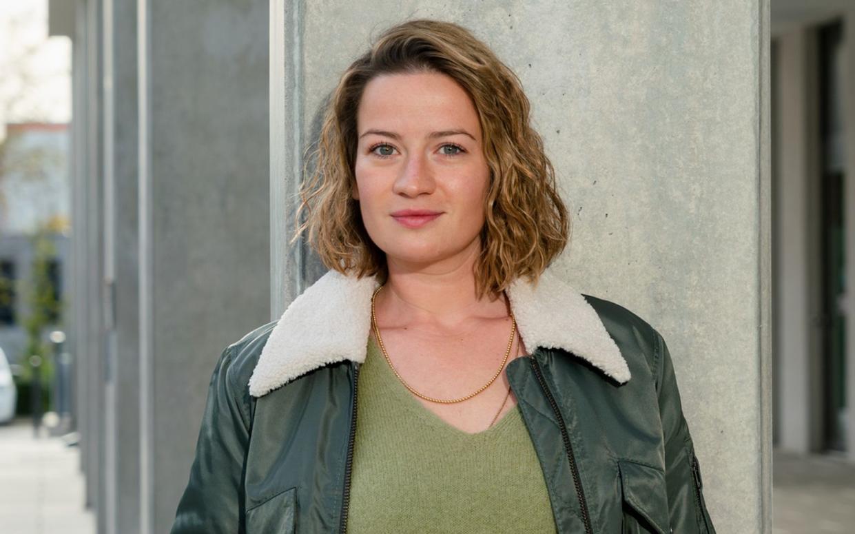 Nach Hauptrollen in "Charité" und nun als Gerichtsmedizinerin in der neuen ZDF-Krimireihe "Theresa Wolff" kennt sich Schauspielerin Nina Gummich bestens aus mit Filmleichen. Im Interview erzählt sie, welche Alternativen es gibt, Tote im Film möglichst echt aussehen zu lassen. (Bild: ZDF / Steffen Junghans)