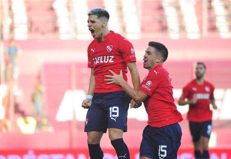 Alexis Luna grita con ganas su gol, el que abrió el camino de la victoria de Independiente