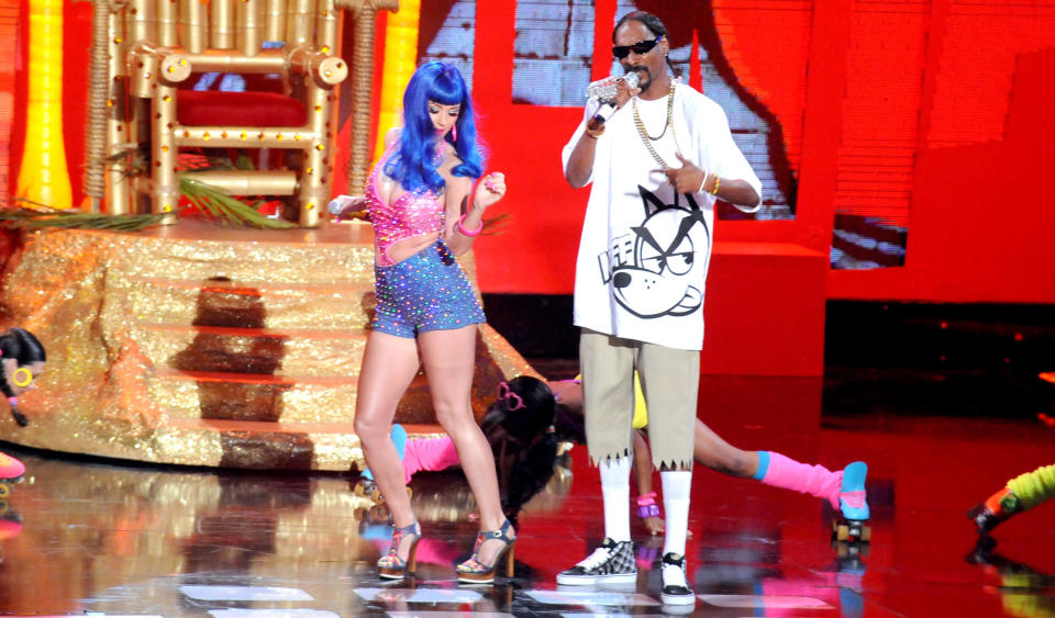 Katy Perry and Snoop Dogg performs at the 2010 MTV Movie Awards at Gibson Amphitheatre on June 6, 2010 in Universal City, California. (Photo by Jeff Kravitz/FilmMagic, Inc)