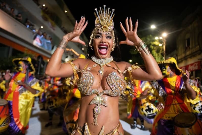 A dancer dances at the carnival parade in the capital of Uruguay. Santiago Mazzarovich/dpa