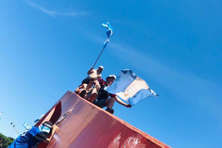 Banderas argentinas, parte del paisaje en la General Paz